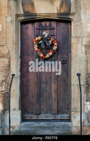 Christmas heart wreath on an old wooden house door in Chipping Campden, Cotswolds, Gloucestershire, England Stock Photo