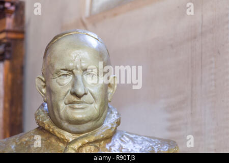 Bronze statue of Pope John XXIII, above the door of the Seminario Vescovile  Giovanni XXIII Roman Catholic religious seminary, Citta Alta, Bergamo,  Italy Stock Photo - Alamy