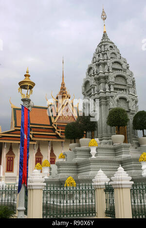 Stupa of Princess Kantha Bopha with the Wat Preah Keo Morokat beyond, Silver Pagoda, Phnom Penh, Cambodia Stock Photo