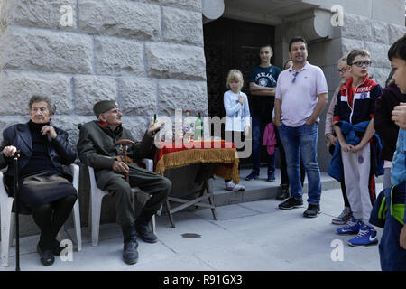 Dorde Mihailovic, the keeper of 'Zeitenlik' Allied Cemeteries, talks with Serbian tourists, Thessaloniki, Greece Stock Photo