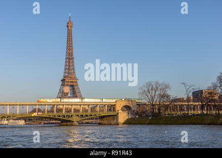 Sunset over Metro crossing Bir-hakeim bridge Stock Photo