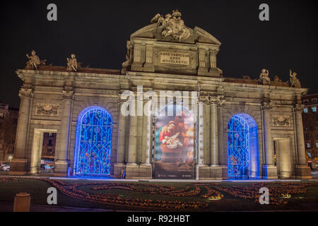 Madrid, Spain. 18th December, 2018. Big painting of ¨Belen¨in  the most important symbols of the city ¨La puerta de Alcala¨ , Madrid, Spain. Credit: Alberto Sibaja Ramírez/Alamy Live News Stock Photo