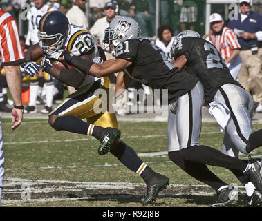 Oakland, California, USA. 21st Dec, 2008. Oakland Raiders cornerback Nnamdi  Asomugha #21 celebrates blocking pass for Houston Texans tight end Owen  Daniels #81 on Sunday, December 21, 2008, at Oakland-Alameda County Coliseum