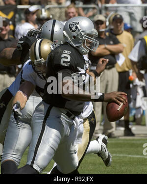 Oakland, California, USA. 29th Aug, 2009. Oakland Raiders offensive tackle  Robert Gallery #76 talks to offensive tackle Mario Henderson #75 on  Saturday, August 29, 2009, at Oakland-Alameda County Coliseum in Oakland,  California.