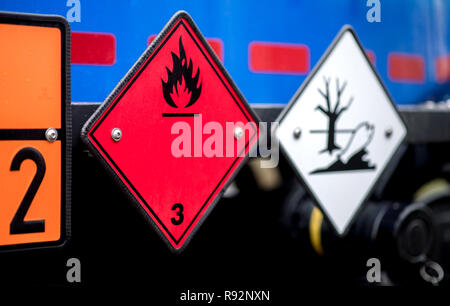 25 November 2018, Lower Saxony, Visselhövede: Dangerous goods signs hang on a tank truck on the premises of a heating oil supplier. Photo: Hauke-Christian Dittrich/dpa Stock Photo