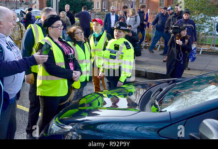 London, 19th December 2018. Pro Brexit supporters (who last week blocked Westminster Bridge) stop the traffic outside Parliament for a few minutes before being moved to the pavement by the police. Credit: PjrFoto/Alamy Live News Stock Photo