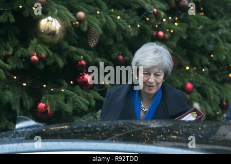 London, UK. 19th Dec, 2018. Prime Minister Theresa May leaves Downing Street to attend the last Prime Minister Questions at Parliament before Christmas and New Year with 100 days countdown until Britain leaves the European Union on 29 March 2019 Credit: amer ghazzal/Alamy Live News Stock Photo