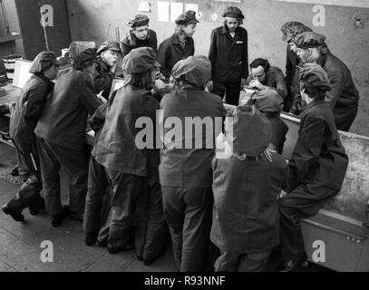 In the training workshop of the Hoesch AG in Dortmund apprentices are trained in different professions. 6 August 1974. | usage worldwide Stock Photo