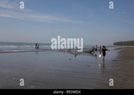 Fishing on the Bay of Bengal at Cox’s Bazar sea beach. It is the longest unbroken sea beach in the world. Cox’s Bazar, Bangladesh. Stock Photo