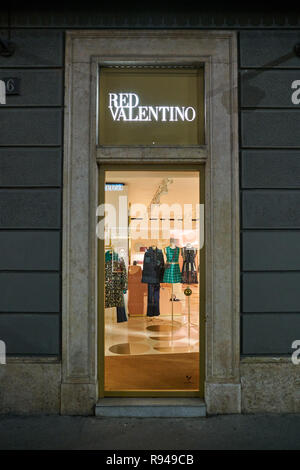 Rundt om ikke hele Milan, Valentino Boutique, Milan Stock Photo - Alamy