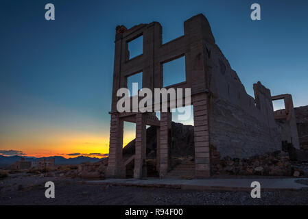 Sunset above abandoned building in Rhyolite, Nevada Stock Photo