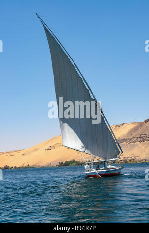 Silhouette of traditional egyptian felluca sailing boat on river Nile ...