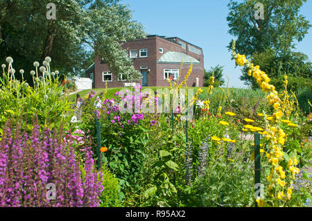 25.07.2012, Germany, Schleswig-Holstein, Neukirchen - Blumen und Beete im Noldegarten der Stiftung Ada und Emil Nolde vor dem Noldemuseum in Seebuell. Stock Photo