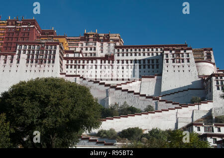 Potala Palace, Lhasa, Tibet, China, the seat of the Dalai Lama's theocratic government before the Chinese invasion Stock Photo