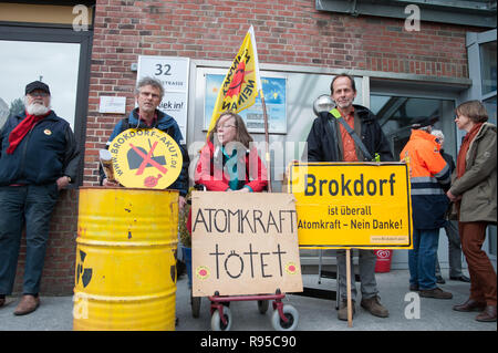 23.04.2013, Germany, Schleswig-Holstein, NeumÃ¼nster - Demonstranten vor dem Ort des Parteitages von B90/Die Gruenen in Neumuenster. U.a. dabei ist de Stock Photo