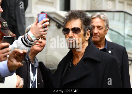 Al Pacino posing for fans outside the Corinthia Hotel in London on 26th September 2014. CORINTHIA HOTEL . Corinthian Hotel. Stock Photo