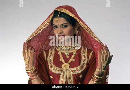 jodha akbar serial actress paridhi sharma - Pesquisa Google | Jodha akbar,  Rajat tokas, Indian fashion
