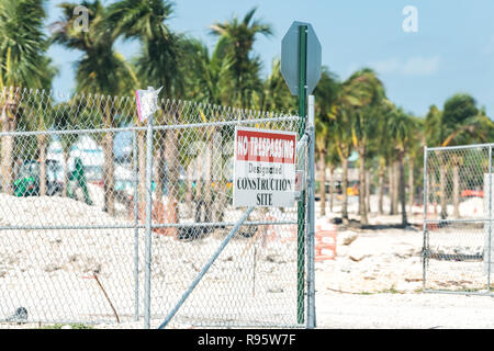 No trespassing, designated construction site warning sign in Florida, United states attached, affixed, hanging on fence, gates, gate entrance Stock Photo