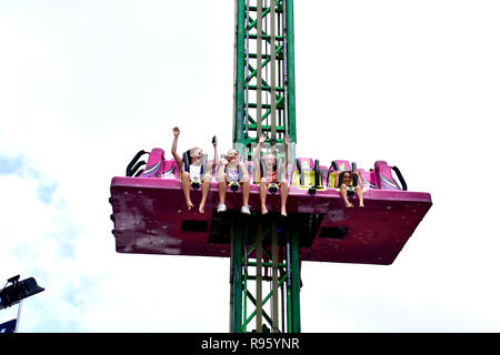 THRILL SEEKERS ON SHOW RIDE Stock Photo