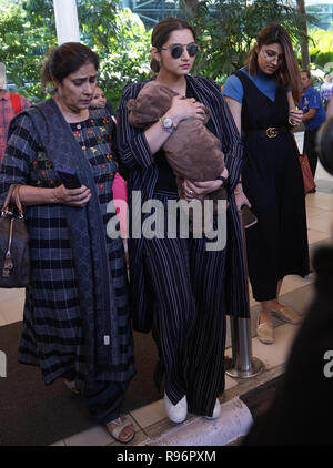 Mumbai,india, 19th dec 2018 :Ace tennis player and the new momma in the town, ‘Sania Mirza’ will arrived at Mumbai Domestic airport. She will be visiting Mumbai first time post pregnancy with baby Izhaan photo by Prodip Guha Credit: Prodip Guha/Alamy Live News Stock Photo