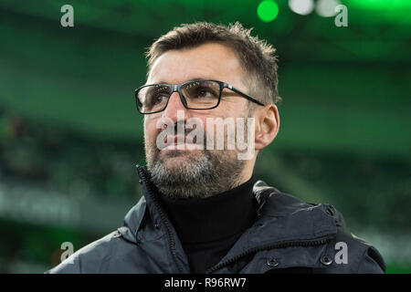 Borussia Monchengladbach, Deutschland. 18th Dec, 2018. coach Michael KOELLNER (Kv? llner, N) looks up, Half-length, Football 1. Bundesliga, 16.matchday, Borussia Monchengladbach (MG) - FC Nuremberg (N) 2: 0, 18/12/2018 in Borussia Monchengladbach/Germany. ¬ | usage worldwide Credit: dpa/Alamy Live News Stock Photo