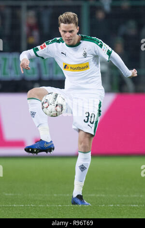 Borussia Monchengladbach, Deutschland. 18th Dec, 2018. Nico ELVEDI (MG), with Ball, single action with ball, action, full figure, upright, football 1. Bundesliga, 16.matchday, Borussia Monchengladbach (MG) - FC Nuremberg (N) 2: 0, on 18.12.2018 in Borussia Monchengladbach/Germany. ¬ | usage worldwide Credit: dpa/Alamy Live News Stock Photo