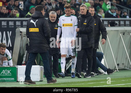 Borussia Monchengladbach, Deutschland. 18th Dec, 2018. Nico ELVEDI (mi., MG) has injured his head and can not continue play, injury, full figure, football 1. Bundesliga, 16.matchday, Borussia Monchengladbach (MG) - FC Nuremberg (N) 2: 0, 18.12. 2018 in Borussia Monchengladbach/Germany. ¬ | usage worldwide Credit: dpa/Alamy Live News Stock Photo