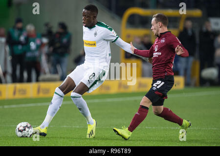 Borussia Monchengladbach, Deutschland. 18th Dec, 2018. Denis ZAKARIA (left, MG) vs Federico PALACIOS (N), action, duels, football 1st Bundesliga, 16.matchday, Borussia Monchengladbach (MG) - FC Nuremberg (N) 2: 0, on 18/12/2018 in Borussia Monchengladbach/Germany. ¬ | usage worldwide Credit: dpa/Alamy Live News Stock Photo