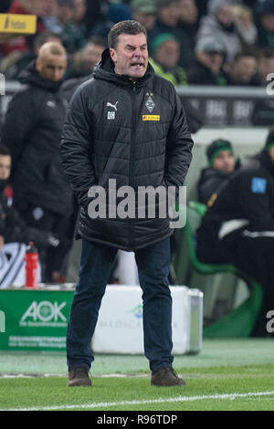 Borussia Monchengladbach, Deutschland. 18th Dec, 2018. Coach Dieter HECKING (MG) gives instructions, instructions, full figure, upright format, Soccer 1. Bundesliga, 16.matchday, Borussia Monchengladbach (MG) - FC Nuremberg (N) 2: 0, on 18.12.2018 in Borussia Monchengladbach/Germany. ¬ | usage worldwide Credit: dpa/Alamy Live News Stock Photo