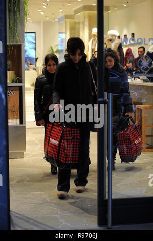 Milan, Italy. 20th December 2018. Ambra Angiolini makes Christmas shopping with her friends in the center Ambra Angiolini arrives downtown with two friends to do some Christmas shopping. She enters the 'WOOLRICH' boutique to buy some winter jackets, she leaves after more than an hour and together with her friends she goes to the parking lot, but first she is stopped by a street vendor of socks, then gives some money to an old man who for years stop at the same point every day, finally a man asks and gets to take a souvenir photo. Credit: Independent Photo Agency Srl/Alamy Live News Stock Photo