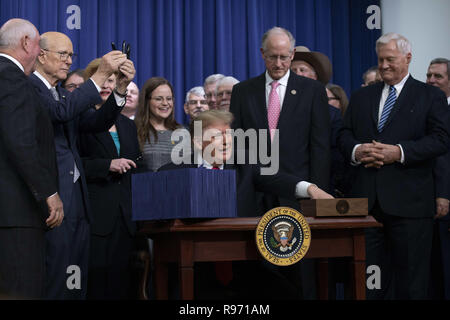 Washington, District of Columbia, USA. 20th Dec, 2018. US President Donald Trump signs the Farm Bill into law at the White House in Washington, DC on December 20, 2018. Credit: Alex Edelman/CNP Credit: Alex Edelman/CNP/ZUMA Wire/Alamy Live News Stock Photo