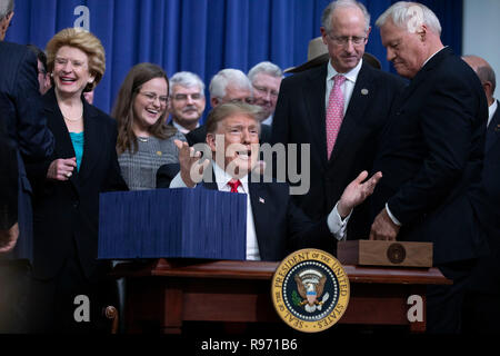 Washington, United States Of America. 20th Dec, 2018. US President Donald Trump signs the Farm Bill into law at the White House in Washington, DC on December 20, 2018. Credit: Alex Edelman/CNP | usage worldwide Credit: dpa/Alamy Live News Stock Photo