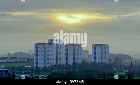 Glasgow, Scotland, UK, 21st December. UK Weather: Dawn was cloudy and the forecast for the rest of the day is rain which means no visibility of the sun of Winter solstice 2018 and the later  full moon and meteor shower that would have made it special. Credit Gerard Ferry/Alamy Live News Stock Photo
