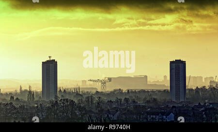 Glasgow, Scotland, UK, 21st December. UK Weather: Dawn was cloudy and the forecast for the rest of the day is rain which means no visibility of the sun of Winter solstice 2018 and the later  full moon and meteor shower that would have made it special. Credit Gerard Ferry/Alamy Live News Stock Photo