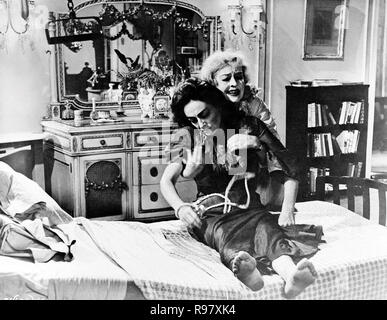 Original film title: WHAT EVER HAPPENED TO BABY JANE?. English title: WHAT EVER HAPPENED TO BABY JANE?. Year: 1962. Director: ROBERT ALDRICH. Stars: BETTE DAVIS; JOAN CRAWFORD. Credit: WARNER BROTHERS / Album Stock Photo