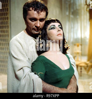 Original film title: CLEOPATRA. English title: CLEOPATRA. Year: 1963. Director: JOSEPH L. MANKIEWICZ. Stars: CLEOPATRA; ELIZABETH TAYLOR; RICHARD BURTON. Credit: 20TH CENTURY FOX / Album Stock Photo