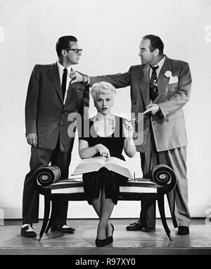 Original film title: BORN YESTERDAY. English title: BORN YESTERDAY. Year: 1950. Director: GEORGE CUKOR. Stars: BRODERICK CRAWFORD; WILLIAM HOLDEN; JUDY HOLLIDAY. Credit: COLUMBIA PICTURES / Album Stock Photo