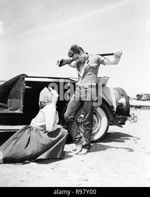 Original film title: GIANT. English title: GIANT. Year: 1956. Director: GEORGE STEVENS. Stars: ELIZABETH TAYLOR; JAMES DEAN. Credit: WARNER BROTHERS / Album Stock Photo