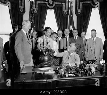 U.S. President Franklin Roosevelt Presents the Robert J. Collier Trophy to Donald W. Douglas and Douglas Aircraft Company Personnel, White House, Washington DC, USA, July 1, 1936 Stock Photo