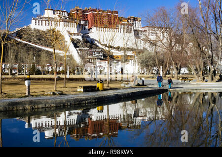 Lhasa, Tibet Autonomous Region, China : Potala palace. First built in 1645 by the 5th Dalai Lama, the Potala was the residence of the Dalai Lama until Stock Photo