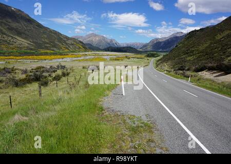 The Great Alpine Highway winding its Way through the Picturesque Southern Alps of New Zealand’s South Island Stock Photo