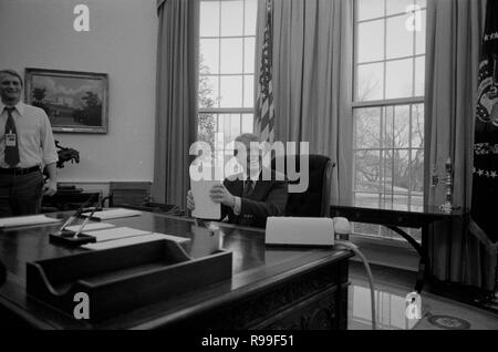 President Jimmy Carter working on a speech for television in the Oval Office of the White House, Washington, D.C. Press Secretary Jody Powell stands alongside. 1977 Feb. 2 Stock Photo