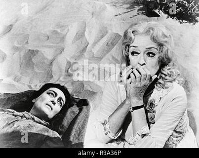 Original film title: WHAT EVER HAPPENED TO BABY JANE?. English title: WHAT EVER HAPPENED TO BABY JANE?. Year: 1962. Director: ROBERT ALDRICH. Stars: BETTE DAVIS; JOAN CRAWFORD. Credit: WARNER BROTHERS / Album Stock Photo