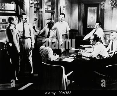 Original film title: 12 ANGRY MEN. English title: 12 ANGRY MEN. Year: 1957. Director: SIDNEY LUMET. Stars: LEE J. COBB; HENRY FONDA; E. G. MARSHALL; JACK KLUGMAN. Credit: UNITED ARTISTS / Album Stock Photo