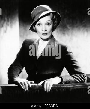 Custome by Edith Head. Original film title: WITNESS FOR THE PROSECUTION. English title: WITNESS FOR THE PROSECUTION. Year: 1957. Director: BILLY WILDER. Stars: MARLENE DIETRICH. Credit: UNITED ARTISTS / Album Stock Photo