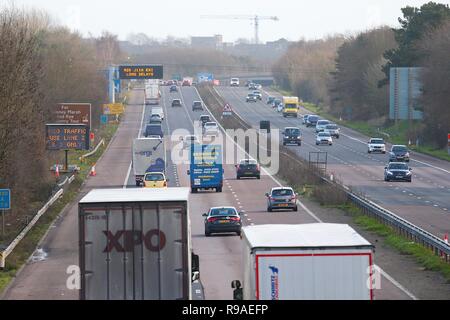 Ashford, Kent, UK. 21st Dec, 2018. Large volumes of traffic around ...