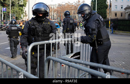 Barcelona, Spain. 21st Dec, 2018. Police are working on a perimeter. Thousands of people in the conflict region of Catalonia have protested against a meeting of the Spanish central government in Barcelona that has been criticised as 'provocation'. Credit: Clara Margais/dpa/Alamy Live News Stock Photo