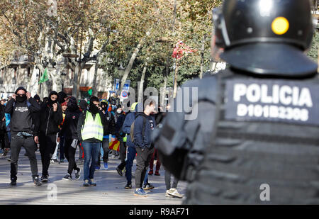 Barcelona, Spain. 21st Dec, 2018. Policemen face the participants of a demonstration for the independence of Catalonia. Thousands of people in the conflict region of Catalonia have opposed a session of the Spanish central government protested in Barcelona. Credit: Clara Margais/dpa/Alamy Live News Stock Photo