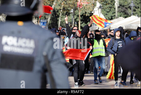 Barcelona, Spain. 21st Dec, 2018. Policemen face the participants of a demonstration for the independence of Catalonia. Thousands of people in the conflict region of Catalonia have protested against a meeting of the Spanish central government in Barcelona that has been criticised as 'provocation'. Credit: Clara Margais/dpa/Alamy Live News Stock Photo