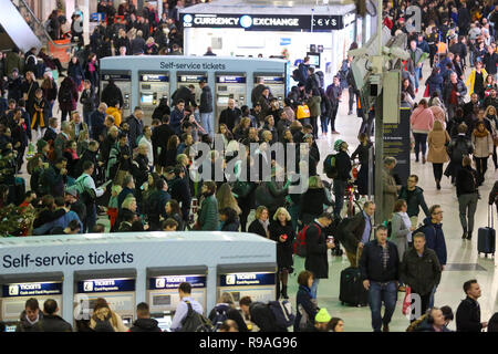Waterloo Station, London, UK. 21st December 2018. Crowds of people waiting for trains at London Waterloo Station as the annual festive Christmas getaway begins.  Millions of people are expected to travel during the Christmas getaway which will lead to packed trains and congested motorways across the country leading to Christmas day.  Credit: Dinendra Haria/Alamy Live News Stock Photo